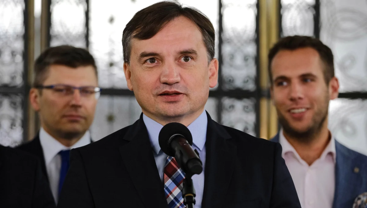 Ministerstwo Sprawiedliwości przygotowało projekt ustawy, zgodnie z którym pary homoseksualne nie mogą adoptować dzieci - poinformował szef resortu Zbigniew Ziobro. Minister wyraził także opinię, że takie rozwiązanie popiera "ogromna większość polskiego społeczeństwa". 