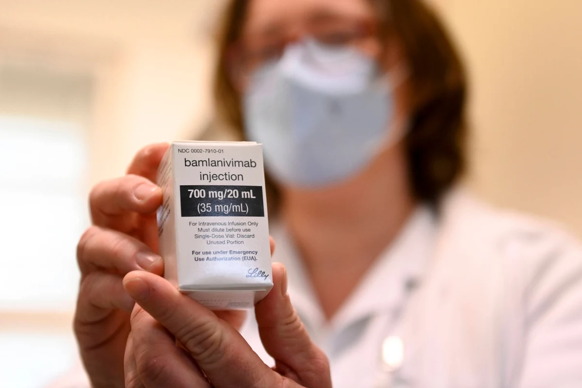 To może być ważny dzień w walce z koronawirusem. Europejska Agencja Leków może dać zielone światło do stosowania kolejnej czwartej szczepionki: jednodawkowego preparatu Johnson and Johnson. Co więcej, agencja zaczyna ocenę leku na koronawirusa. 