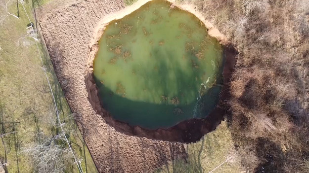 Około 40 kilometrów na południowy zachód od stolicy Chorwacji, Zagrzebia, po grudniowym trzęsieniu o sile 6,4 w skali Richtera, które zabiło siedem osób i spowodowało rozległe zniszczenia, pojawiły się duże zapadliska. Podczas gdy pojawienie się lejów krasowych nie jest niczym niezwykłym, to po silnej aktywności sejsmicznej, ich duża liczba oraz szybkość z jaką się pojawiły, są sprawą zadziwiającą.