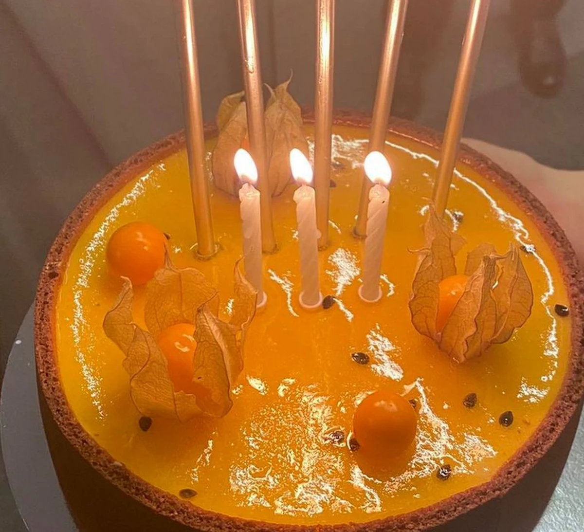 "8 świeczek dla ośmiolatka. A mały Borysek cieszy się jak dziecko" - tak urodzinowy wpis lidera PO Borysa Budki skomentował wiceszef MSWiA Maciej Wąsik. "Te pajace oburzają się gdy czasami ktoś powie im dosadnie jakimi są klaunami" - napisał z kolei europoseł PiS Joachim Brudziński.
