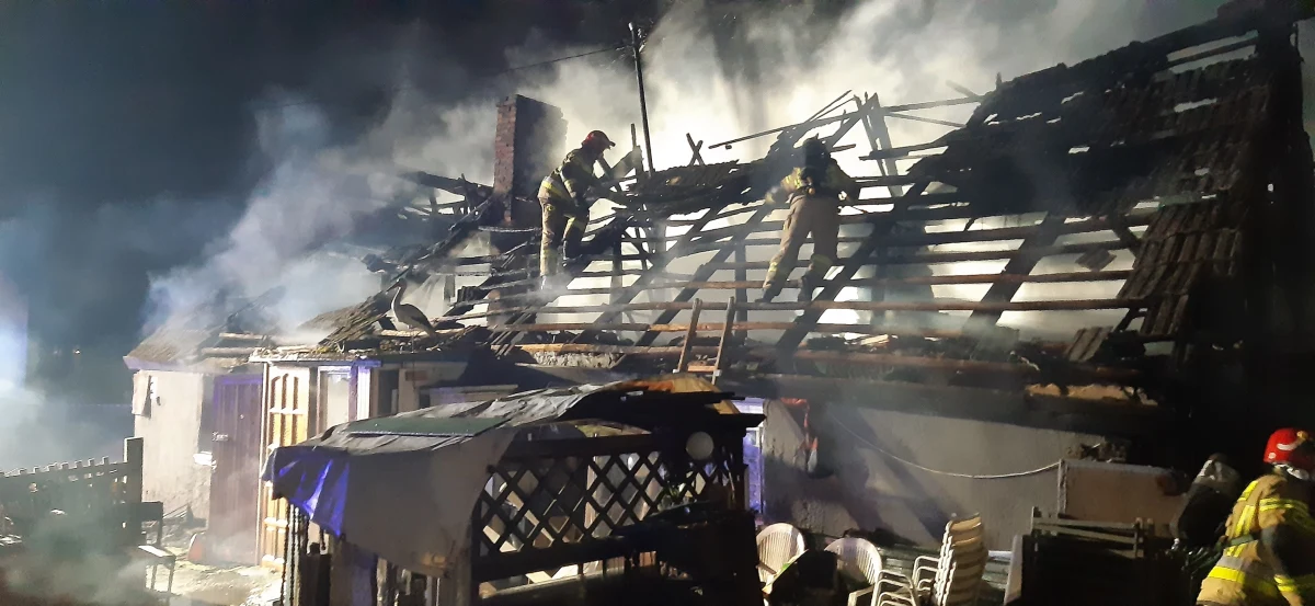 Mężczyzna zginął w pożarze domu jednorodzinnego przy ul. Łąkowej w Mostach - poinformował mł. kpt. Krzysztof Minga z Komendy Powiatowej Państwowej Straży Pożarnej w Pucku. Przyczyna pojawienia się ognia nie jest znana. Ustali ją biegły z zakresu pożarnictwa.