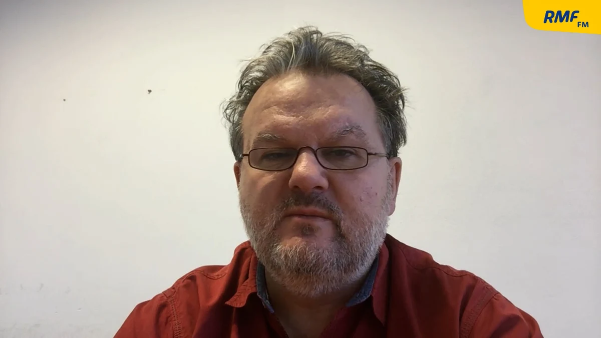 „Z tymi wszystkimi prognozami (dot. pandemii – przyp. RMF FM) zawsze trzeba być bardzo pokornym. Ten szczyt (zakażeń - przyp. RMF FM) może być wcześniej, może też nastąpić troszeczkę później. Przy tak dużej liczbie zakażeń, którą mamy w ostatnim okresie – a mówimy tylko o zakażeniach potwierdzonych oficjalnie, bo tych rzeczywistych osób zakażonych w tym czasie jest dużo, dużo więcej - jeżeli wiemy, że jest dużo osób zakażonych, że wirusa dużo jest w środowisku i że do tej transmisji dochodzi, to nie jest możliwe, żeby z dużego wyniku spaść na niski wynik w bardzo szybkim czasie”- powiedział w Porannej rozmowie w RMF FM Marek Posobkiewicz. 