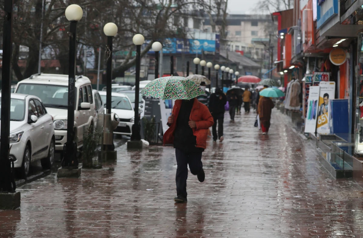Synoptycy zapowiadają na dziś lokalne burze, którym może także towarzyszyć drobny grad i krupa śnieżna. Ostrzegają też przed silnym wiatrem w pięciu województwach. Największe porywy spodziewane są na Dolnym Śląsku, gdzie mogą osiągnąć prędkość do 80 km/h.