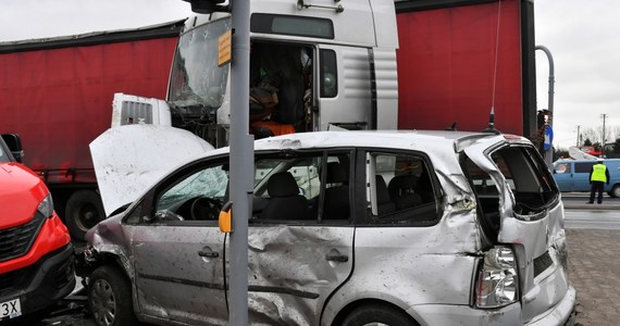 Do tragicznego w skutkach wypadku doszło w podłódzkim Rzgowie na drodze krajowej nr 91. Zderzyły się tam cztery ciężarówki i samochód osobowy – zginęła jedna osoba, a dwie zostały ranne.
