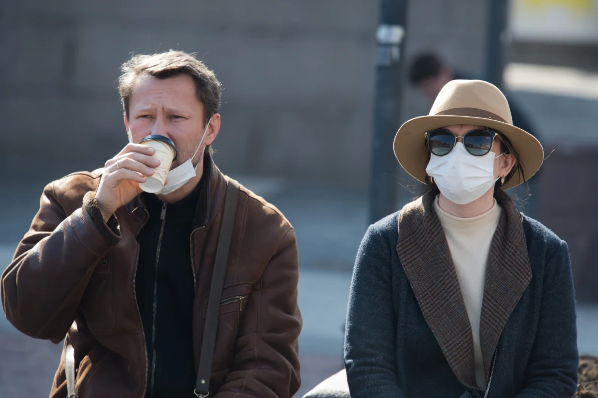 Mija właśnie rok z obostrzeniami koronawirusowymi. Równo rok temu - 13 marca - zaczęły obowiązywać pierwsze ograniczenia, które wprowadził rząd w związku z walką z pandemią Covid-19. Na początku odwołane zostały imprezy masowe, zawieszone zajęcia w szkołach i działalność instytucji kultury. Początkowo ograniczenia miały obowiązywać jedynie dwa tygodnie.