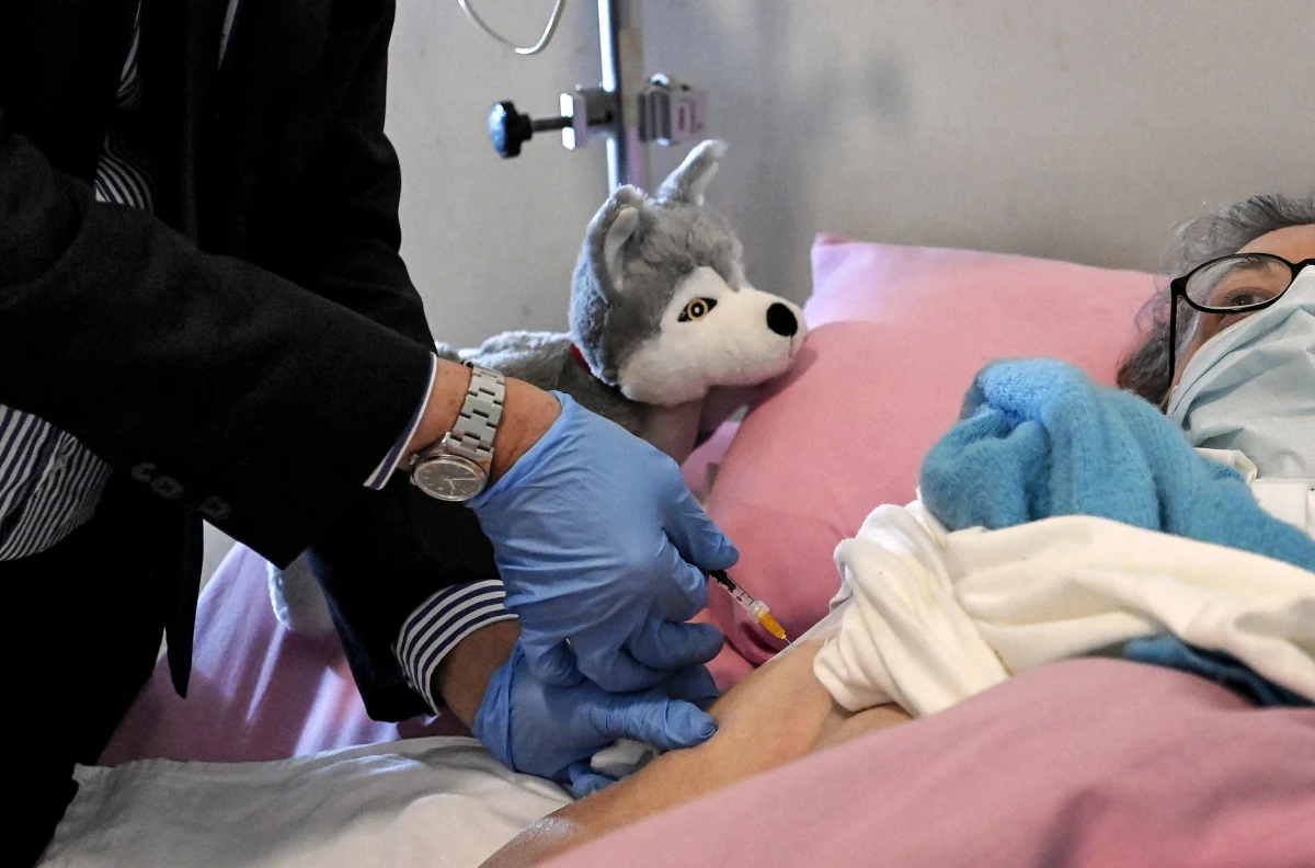 12 tys. osób zaszczepiło się ostatnio we Włoszech, omijając kolejkę; dochodzenie prowadzą karabinierzy ze specjalnej komórki do spraw ochrony zdrowia - podała w piątek włoska prasa. Wśród tych osób są adwokaci, sędziowie, psycholodzy i pracownicy firm.