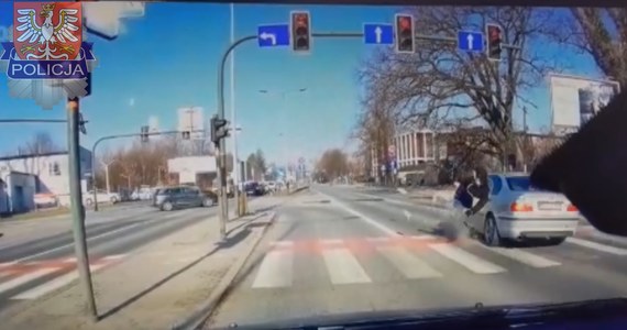 Kara więzienia grozi 25-latkowi, który w środę w Krakowie potrącił kobietę jadącą na hulajnodze. Mężczyzna uciekł z miejsca zdarzenia. Policja opublikowała nagranie z wypadku.