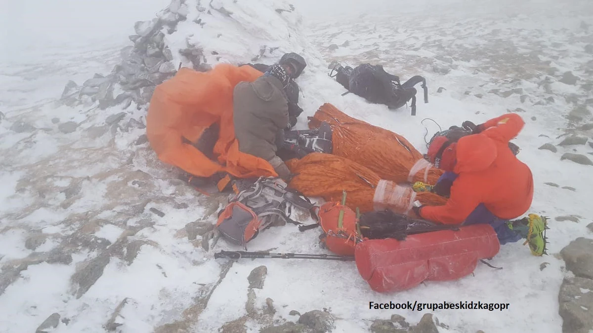 20 ratowników Grupy Beskidzkiej GOPR wzięło udział we wczorajszej akcji ratunkowej w rejonie Babiej Góry. Pomocy potrzebowała grupa turystów. Trzy osoby trafiły do szpitala. 
