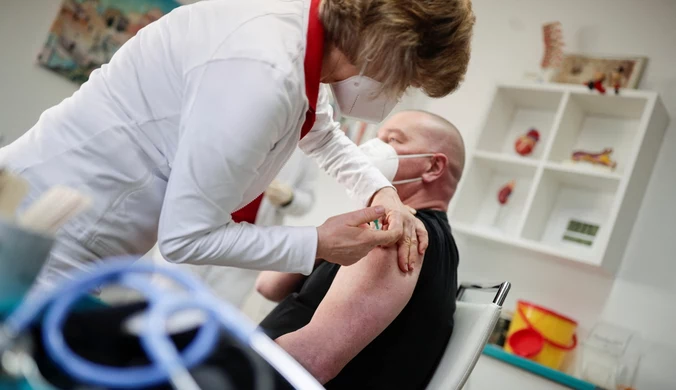 Niemcy: Twierdzi, że przez szczepienie stracił wzrok. Pozwał Biontech
