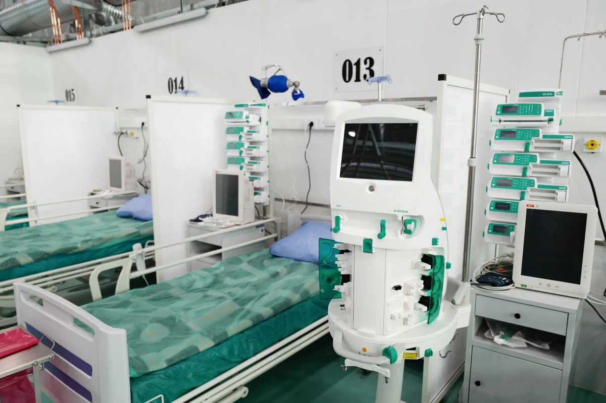 Tylko osiem wolnych miejsc intensywnej terapii było w piątek do południa w Krakowie. W całej Małopolsce - jedynie 20. To dramatyczne dane, a lekarze alarmują, że liczba hospitalizacji osób zakażonych koronawirusem wzrasta. Jak przyznaje w rozmowie z RMF FM doktor Wojciech Serednicki, najbliższy tydzień będzie bardzo ciężki. 