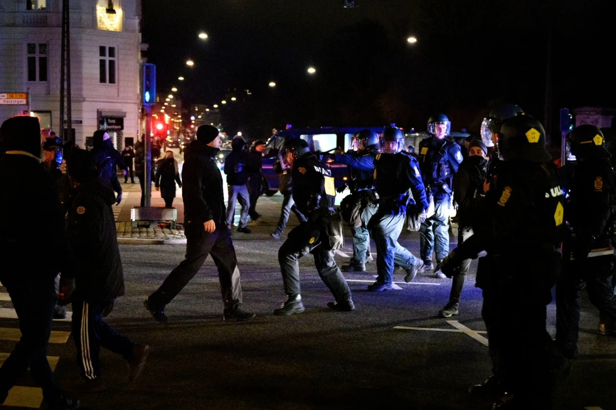 30-letnia matka dwójki dzieci została skazana na dwa lata więzienia za podżeganie do przemocy podczas demonstracji koronasceptyków. W styczniu po jej przemówieniu w stolicy Danii Kopenhadze doszło do starć z policją. Duńskie media określiły wyrok jako "wyjątkowy w historii duńskiego wymiaru sprawiedliwości".