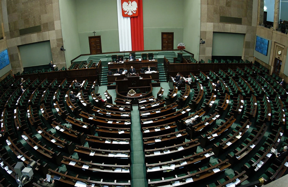 Gdyby wybory odbywały się w marcu PiS poparłoby 33 proc. zdecydowanych uczestników głosowania, Polskę 2050 Szymona Hołowni - 17 proc., KO - 11 proc., Konfederację 7 proc., a Lewicę - 6 proc. - wynika z sondażu CBOS. Progu wyborczego nie przekroczyłoby PSL - 2 proc. i Kukiz'15 - 1 proc.
