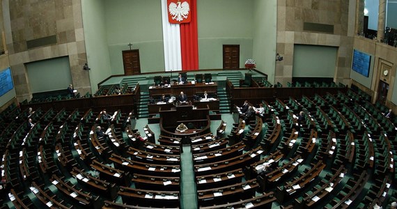 Gdyby wybory odbywały się w marcu PiS poparłoby 33 proc. zdecydowanych uczestników głosowania, Polskę 2050 Szymona Hołowni - 17 proc., KO - 11 proc., Konfederację 7 proc., a Lewicę - 6 proc. - wynika z sondażu CBOS. Progu wyborczego nie przekroczyłoby PSL - 2 proc. i Kukiz'15 - 1 proc.
