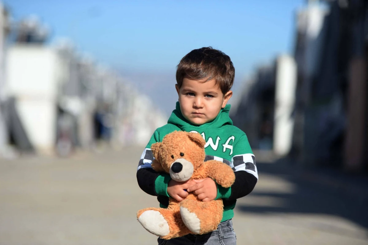 Dekadę krwawego konfliktu domowego w Syrii podsumowano podczas piątkowej konferencji zwołanej przez organizację non-profit Polską Misję Medyczną (PMM) dostarczającą pomoc humanitarną Syryjczykom. Poinformowano m.in, że 80 proc. dzieci urodzonych podczas wojny nie umie ani czytać, ani pisać.