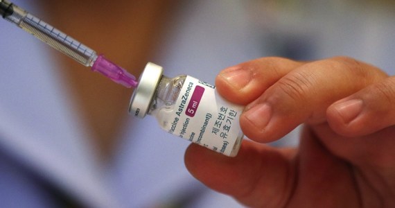 Brytyjsko-szwedzki koncern farmaceutyczny AstraZeneca oświadczył, że "nie ma żadnych dowodów na zwiększone ryzyko" zakrzepów krwi spowodowanych szczepionką przeciw Covid-19. Była to reakcja na zawieszenie jej stosowania "z ostrożności" w kilku krajach. 