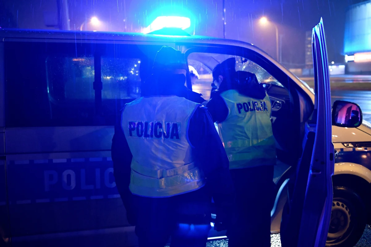 Policjanci zatrzymali dwóch Rosjan podejrzanych o kradzieże oraz fałszowanie dokumentów. Z ustaleń wynika, że działali w kilku miastach na Mazowszu. By utrudnić identyfikację daktyloskopijną, obaj mieli uszkodzone opuszki palców.