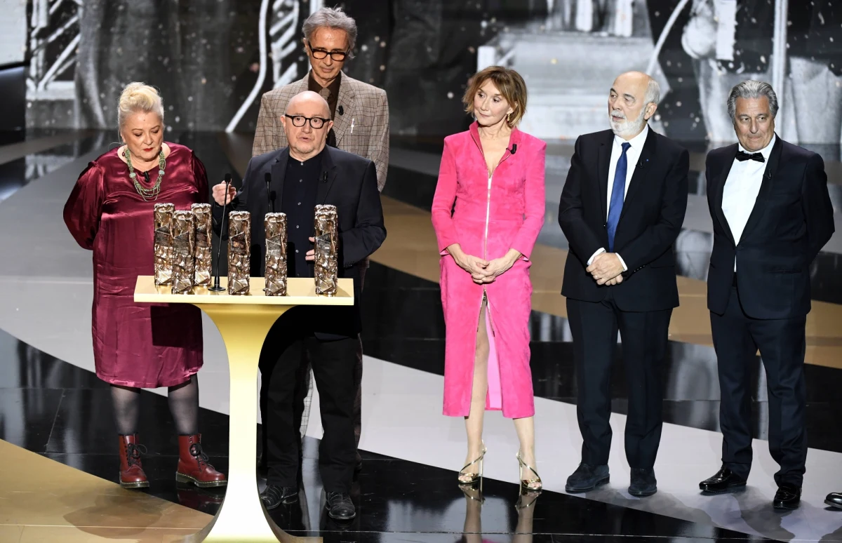 Przy liczącej zaledwie 200 osób publiczności w sali koncertowej Olympia w Paryżu rozdano w piątek najważniejsze nagrody francuskiego kina – Cezary 2021. „Boże Ciało” Jana Komasy nominowane w kategorii film zagraniczny nie otrzymało Cezara. W 46. ceremonii rozdania Cezarów, określanej jako „post-Polański”, nie zabrakło akcentów politycznych, nawiązujących do przemocy wobec czarnoskórych oraz do sytuacji aktywistów LGBT.