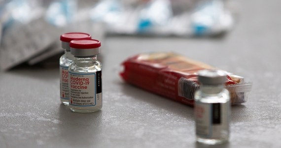 Opóźnienie podania drugiej dawki szczepionki przeciwko Covid-19 powinno na krótką metę zmniejszyć liczbę zachorowań i zgonów. Jednak w dalszej perspektywie obciążenie zachorowaniami i ryzyko powstania wariantów wirusa przed którymi szczepionka nie chroni będzie zależeć od trwałości i mocy odpowiedzi immunologicznej wywołanej przez naturalne infekcje lub dwie dawki szczepionki