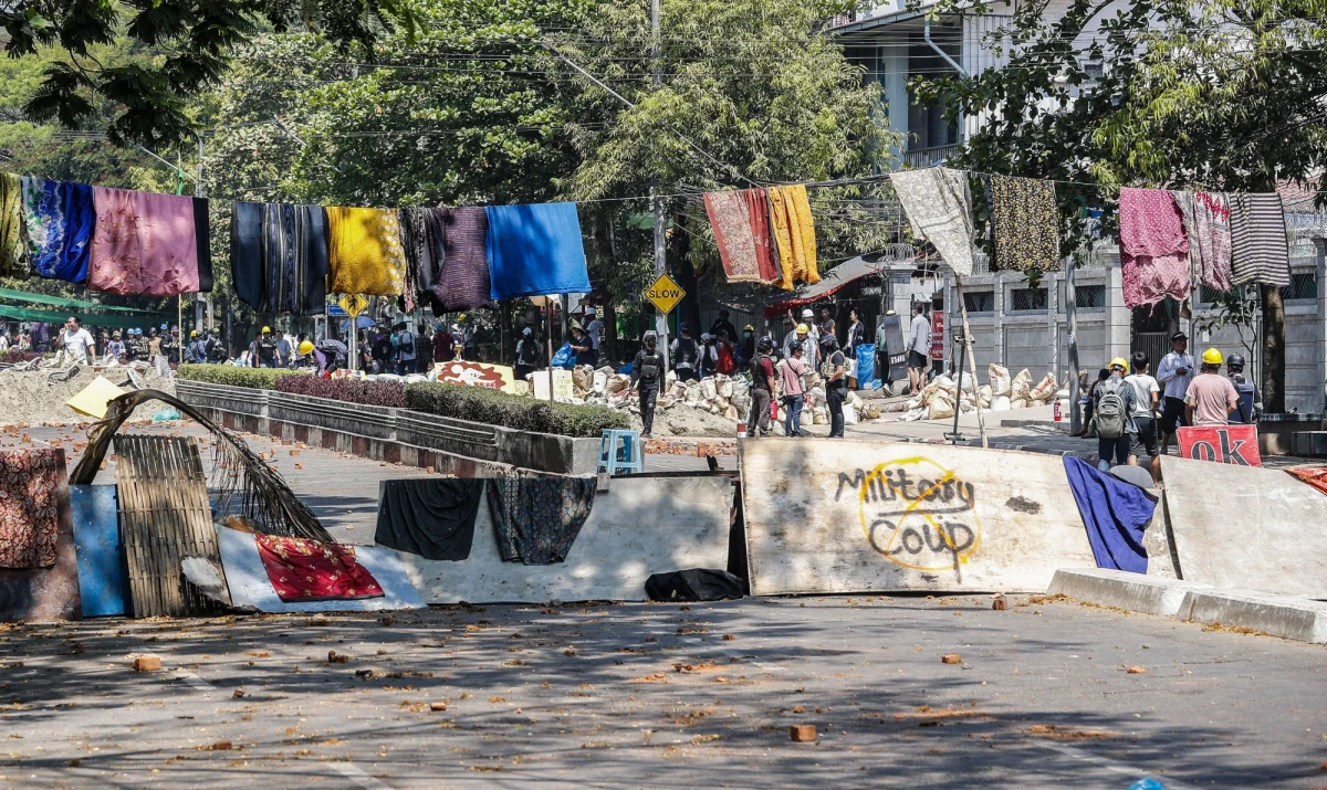 Młodzi mieszkańcy Mjanmy, którzy na ulicach miast ścierają się z reżimem wojskowym, uciekają się do skutecznych i pomysłowych metod oporu. Jedną z nich są siejące popłoch w szeregach armii damskie spódnice rozwieszone wysoko nad ulicami.