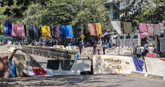 Młodzi mieszkańcy Mjanmy, którzy na ulicach miast ścierają się z reżimem wojskowym, uciekają się do skutecznych i pomysłowych metod oporu. Jedną z nich są siejące popłoch w szeregach armii damskie spódnice rozwieszone wysoko nad ulicami.