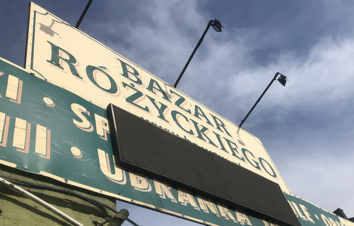 "To miejsce, gdzie byli bardzo różni ludzie. I mimo to potrafili stworzyć wspólnotę" - tak warszawski Bazar Różyckiego opisuje Marek Miller z Uniwersytetu Warszawskiego, autor wydanej właśnie książki na temat tego stołecznego targowiska, które działa od ponad 140 lat. O swoich wspomnieniach opowiedziało ponad 300 osób. 