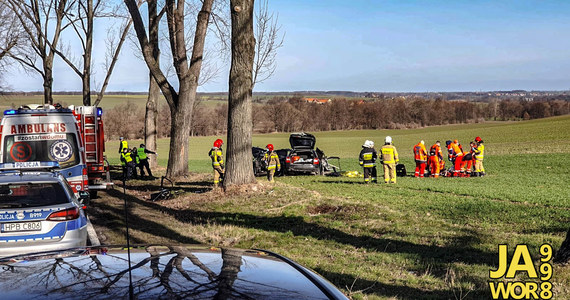 Wypadek na drodze wojewódzkiej 363 w Sichowie w powiecie jaworskim na Dolnym Śląsku. Zginęły trzy osoby, czwarta jest w stanie ciężkim.