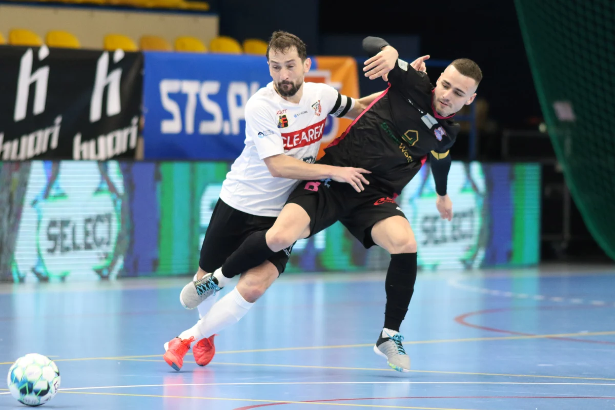 STATSCORE Futsal Ekstraklasa wraca do gry. Porównując rozgrywki do biegu na 400 metrów, można powiedzieć, że zawodnicy wchodzą są już na końcowy łuk, który od ostatniej prostej oddziela jedynie kwietniowa przerwa reprezentacyjna.