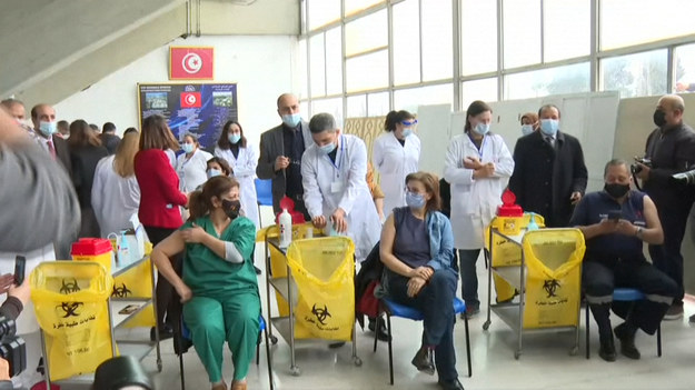 Personel medyczny w Tunisie otrzymuje jedne z pierwszych szczepionek w Tunezji. Ten północnoafrykański kraj rozpoczyna szczepienia po otrzymaniu pierwszej dużej dostawy szczepionek Sputnik V, prawie miesiąc później niż oczekiwano.