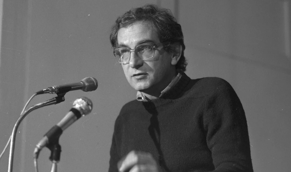 W 1993 roku przyjechałem do Krakowa realizować serię programów radiowych dla BBC. Moją producentką była niejaka Penny. Nie pamiętam nazwiska. Spędziliśmy kilka dni pod ziemią w kopalni w Wieliczce, towarzyszyła mi podczas dyskusji z prof. Jackiem Woźniakowskim przy stole w Wierzynku i wspinała się na wieżę Kościoła Mariackiego, żeby nagrać moją rozmowę z hejnalistą. Była dobrą producentką, ale grała mi na nerwach nadmierną egzaltacją. Krytykowała wszystko, co się rusza bądź stoi w miejscu. Za cholerę nie podobała jej się ta Polska, a ja po czterech latach emigracji wracałem, by odkrywać ją na nowo w programach radiowych.