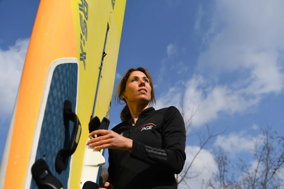 Sukces Zofii Klepackiej w mistrzostwach Europy w olimpijskiej windsurfingowej klasie RS:X. Polka wywalczyła brązowy medal! W rywalizacji w portugalskiej Vilamourze mistrzowski tytuł obroniła Francuzka Charline Picon, a po srebro sięgnęła Holenderka Lilian de Geus. Świetne występy zanotowali również Piotr Myszka, który znalazł się tuż za podium, i piąty w stawce Radosław Furmański.