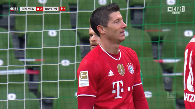 Robert Lewandowski awansował na drugie miejsce w klasyfikacji wszech czasów Bundesligi! Polski napastnik dzięki bramce przeciwko Werderowi Brema (3-1 dla Bayernu) dogonił Klausa Fischera i ma już na koncie 268 bramek. Najlepszym strzelcem w historii Bundesligi jest legendarny Gerd Mueller, który uzbierał niewiarygodną liczbę 365 bramek. Oznacza to, że Lewandowski traci do niego jeszcze 97 bramek - przy obecnym tempie strzelania odrobienie takiego dystansu zajęłoby Polakowi trzy sezony.
