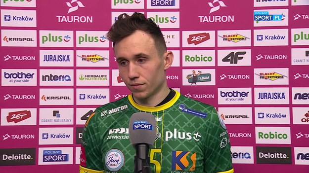 Grupa Azoty ZAKSA pierwszym półfinalistą Tauron Pucharu Polski. W hali Suche Stawy w Krakowie kędzierzynianie pokonali 3:2 Aluron CMC Wartę Zawiercie. Rywale sprawili jednak mistrzom Polski mnóstwo problemów.
Grupa Azoty ZAKSA Kędzierzyn-Koźle - Aluron CMC Warta Zawiercie 3:2 (20:25, 25:19, 25:18, 20:25, 15:11)
ZAKSA: Kaczmarek, Kochanowski, Śliwka, Toniutti, Rejno, Semeniuk - Zatorski (libero) oraz Kluth, Depowski
Aluron: Malinowski, Flavio, Muagututia, Cavanna, Niemiec, Orczyk - Żurek (libero) oraz Bociek, Halaba, Giorgiew, Kania