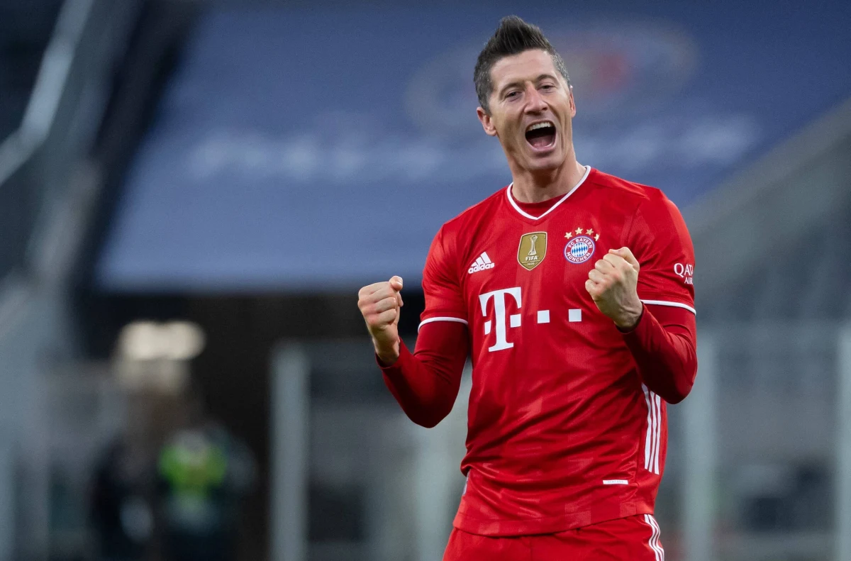 Robert Lewandowski awansował na drugie miejsce, ex aequo z Klausem Fischerem, w klasyfikacji strzelców wszech czasów niemieckiej ekstraklasy. Piłkarz Bayernu Monachium ma 268 trafień, a ostatnie uzyskał w sobotnim meczu 25. kolejki z Werderem Brema (3:1). "Jestem dumny" - przyznał polski piłkarz w mediach społecznościowych. 