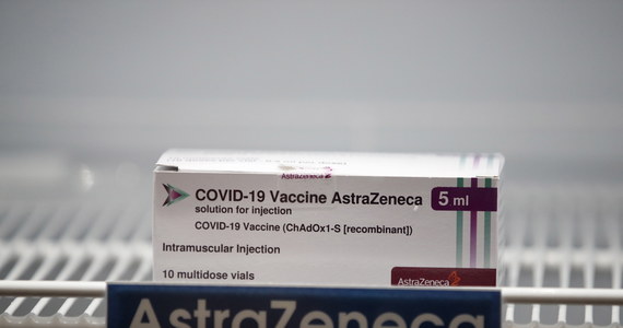 AstraZeneca zobowiązała się dostarczyć krajom Unii Europejskiej 30 mln dawek szczepionki przeciw Covid-19 do końca marca, ale zależy to od zatwierdzenia przez Europejską Agencję Leków (EMA) dostaw preparatu z fabryki w Holandii - przekazał Reuters, powołując się na wewnętrzny dokument koncernu.