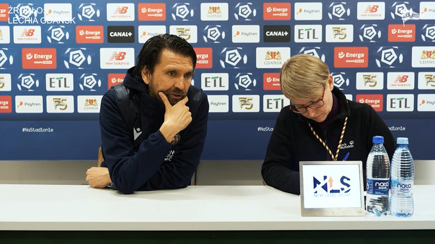 Pogoda w Trójmieście była od rana iście angielska, lało jak z cebra. Na pewno nie trzeba było nawadniać murawy gdańskiego stadionu i bez tego piłka chodziła trzy razy szybciej niż normalnie. Teoretycznie powinno to sprzyjać strzałom z dystansu, ale przynajmniej początkowo oba zespoły rzadko korzystały z tej broni. Pierwszy taki strzał na bramkę odnotowaliśmy po uderzeniu Jana Biegańskiego, który zbierał korzystne recenzje w poprzednich meczach. 18-latek był dziś dodatkowo zmobilizowany, bo mecz obserwował selekcjoner kadry U-21, Maciej Stolarczyk, były trener Wisły Kraków. Druga połowa rozstrzygnęła. W deszczowym meczu Lechia okazała się lepsza od Wisły. Flavio Paixao z bramką numer 88.
