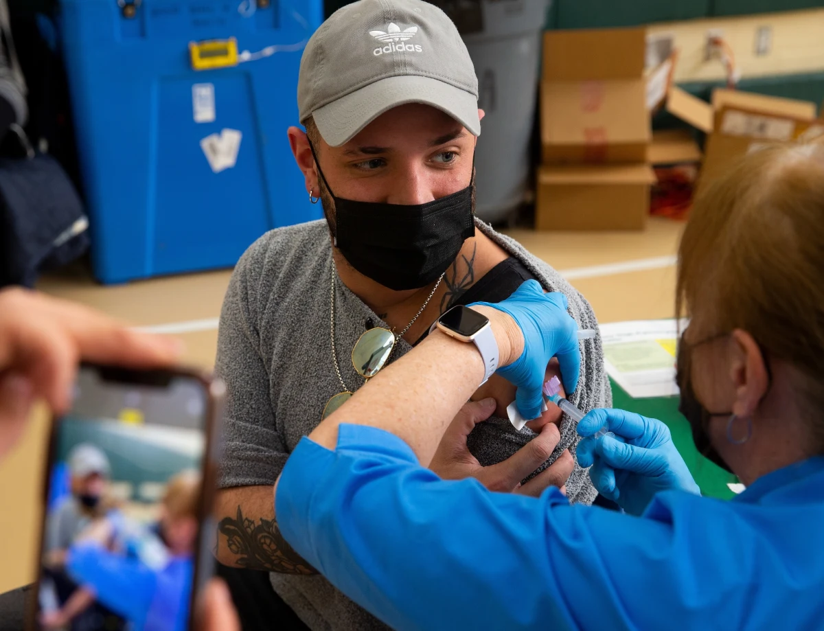 53,1 proc. Polaków uważa, że UE zawiodła w kwestii zapewnienia odpowiedniej liczby szczepionek na Covid-19 państwom członkowskim; przeciwnego zdania jest 18,5 proc. badanych - wynika z sondażu SW Research dla rp.pl.