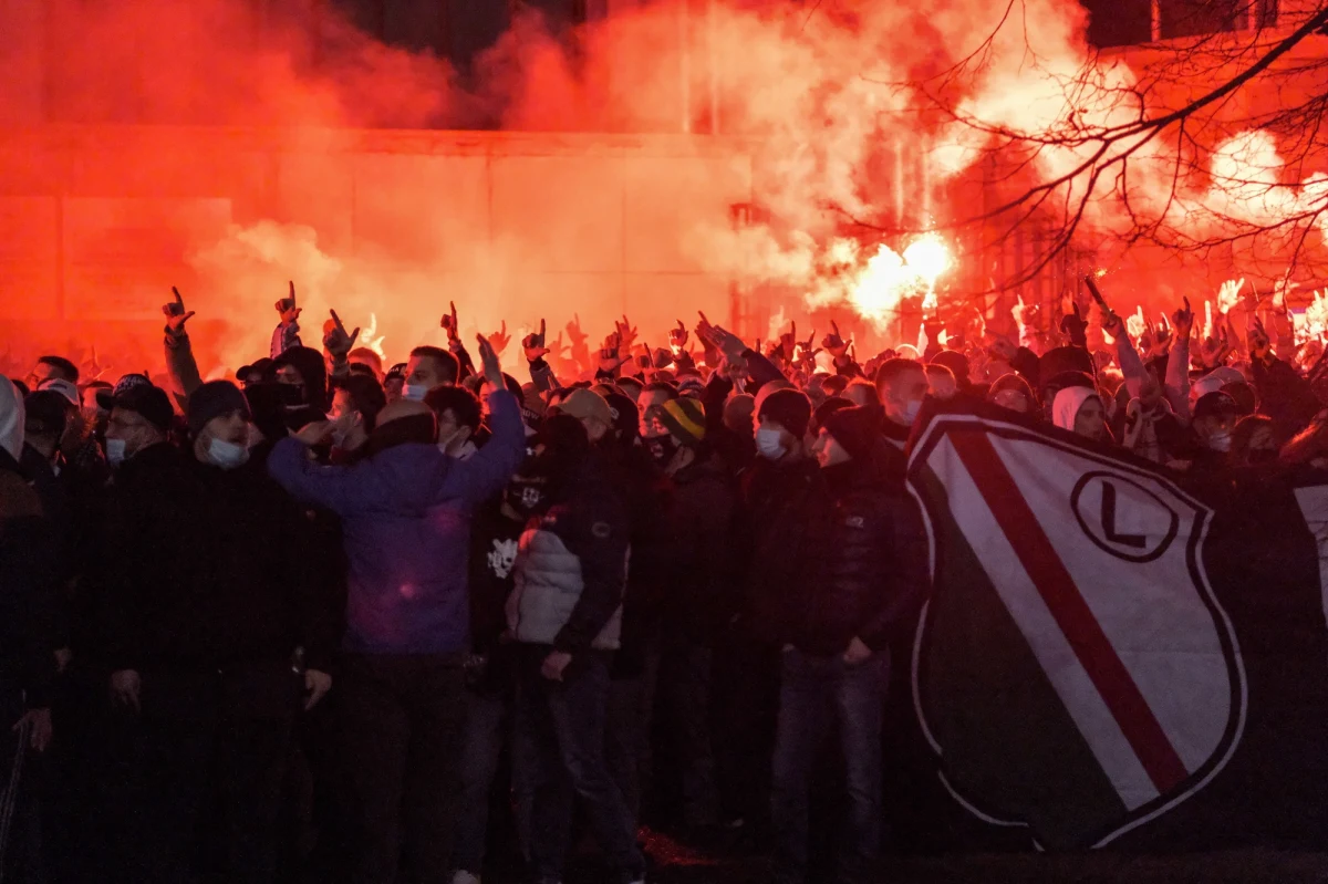 Prawie pół tysiąca wylegitymowanych, kilkanaście mandatów, kilku zatrzymanych - taki jest bilans wczorajszych zajść przed stadionem warszawskiej Legii. 