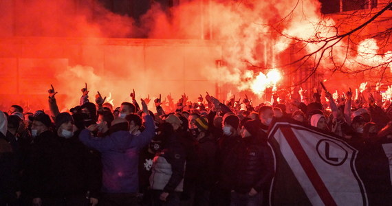 Prawie pół tysiąca wylegitymowanych, kilkanaście mandatów, kilku zatrzymanych - taki jest bilans wczorajszych zajść przed stadionem warszawskiej Legii. 