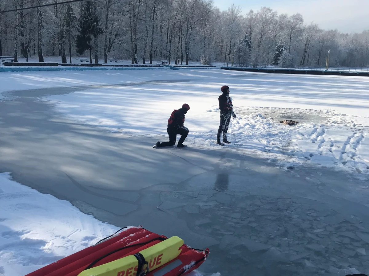 ​Pod trzema chłopcami w wieku 12 i 13 załamał się lód na zbiorniku wodnym w Zgodzie koło Jarosławia (Podkarpackie). Dwóm młodszym chłopcom udało się wyjść na brzeg, 13-latka z wody wyciągnęli strażacy. Mimo reanimacji życia chłopca nie udało się uratować.
