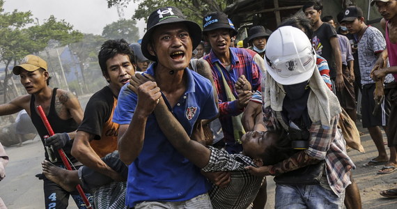 W kolejnym dniu, trwających od sześciu tygodni protestów, birmańska służba bezpieczeństwa zastrzeliła pięć osób. "Zachowują się, jak na polu walki, a strzelają do nieuzbrojonych ludzi" - powiedział w rozmowie z agencją Reutera demonstrant, Myat Thu. Stojący na czele działającego w podziemiu cywilnego rządu Birmy, Mahn Win Khaing Than obiecał natomiast, że Birmańczycy będą mieć ustawowe prawo do samoobrony. 