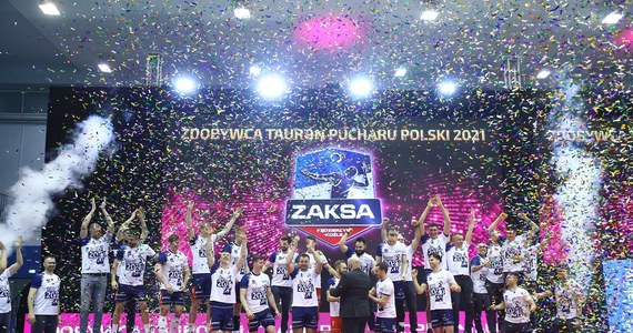 Siatkarze ZAKSY Kędzierzyn-Koźle triumfują w finale turnieju o Puchar Polski! W decydującym pojedynku pokonali ekipę Jastrzębskiego Węgla 3:0 i po raz ósmy w historii sięgnęli po to trofeum. Oprócz pucharu do Kędzierzyna-Koźla trafi czek opiewający na 200 tysięcy złotych.