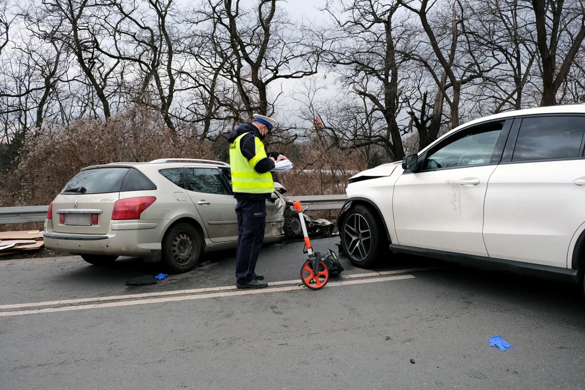 Groźny wypadek we Wrocławiu. W zderzeniu mercedesa i peugeota rannych zostało 5 osób. Zdjęcia z miejsca wypadku dostaliśmy od Słuchacza na Gorącą Linię RMF FM.