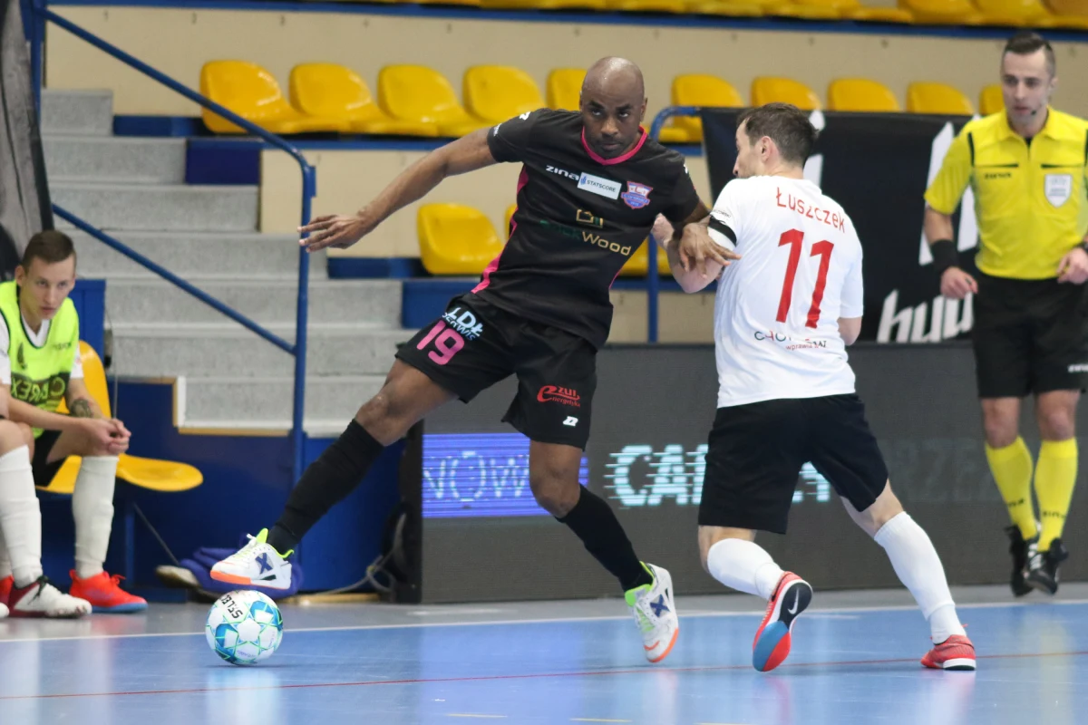 Miniony weekend ze STATSCORE Futsal Ekstraklasą przyniósł nam niesamowitą dawkę emocji. Zdecydowaną większość z nich zapewniło spotkanie w Pniewach, gdzie Red Dragons pokonało faworyzowany Constract Lubawa.