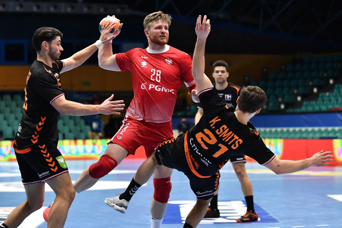 Polscy piłkarze ręczni przegrali 26:27 ważny pojedynek z Holendrami w eliminacjach mistrzostw Europy 2022. Decydującego gola biało-czerwoni stracili niemal równo z końcową syreną. W konsekwencji spadli w tabeli grupy 5. na trzecie miejsce.
