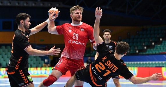 Polscy piłkarze ręczni przegrali 26:27 ważny pojedynek z Holendrami w eliminacjach mistrzostw Europy 2022. Decydującego gola biało-czerwoni stracili niemal równo z końcową syreną. W konsekwencji spadli w tabeli grupy 5. na trzecie miejsce.