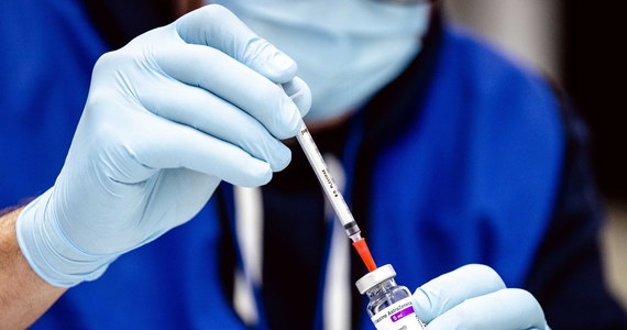 Holandia zawiesiła - zapobiegawczo - szczepienia preparatem AstraZeneca przynajmniej do 29 marca - poinformował w niedzielę późnym wieczorem rząd tego kraju. Decyzja ta ma związek z doniesieniami o możliwych skutkach ubocznych tej szczepionki przeciwko koronawirusowi.