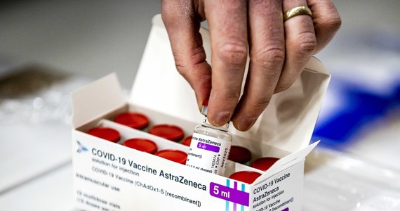Brytyjsko-szwedzka firma AstraZeneca przekazała w niedzielę po przeanalizowaniu dużej partii danych, że nie znalazła dowodów na to, że opracowana przez nią szczepionka przeciw Covid-19 zwiększa ryzyko występowania zakrzepów krwi u osób zaszczepionych.