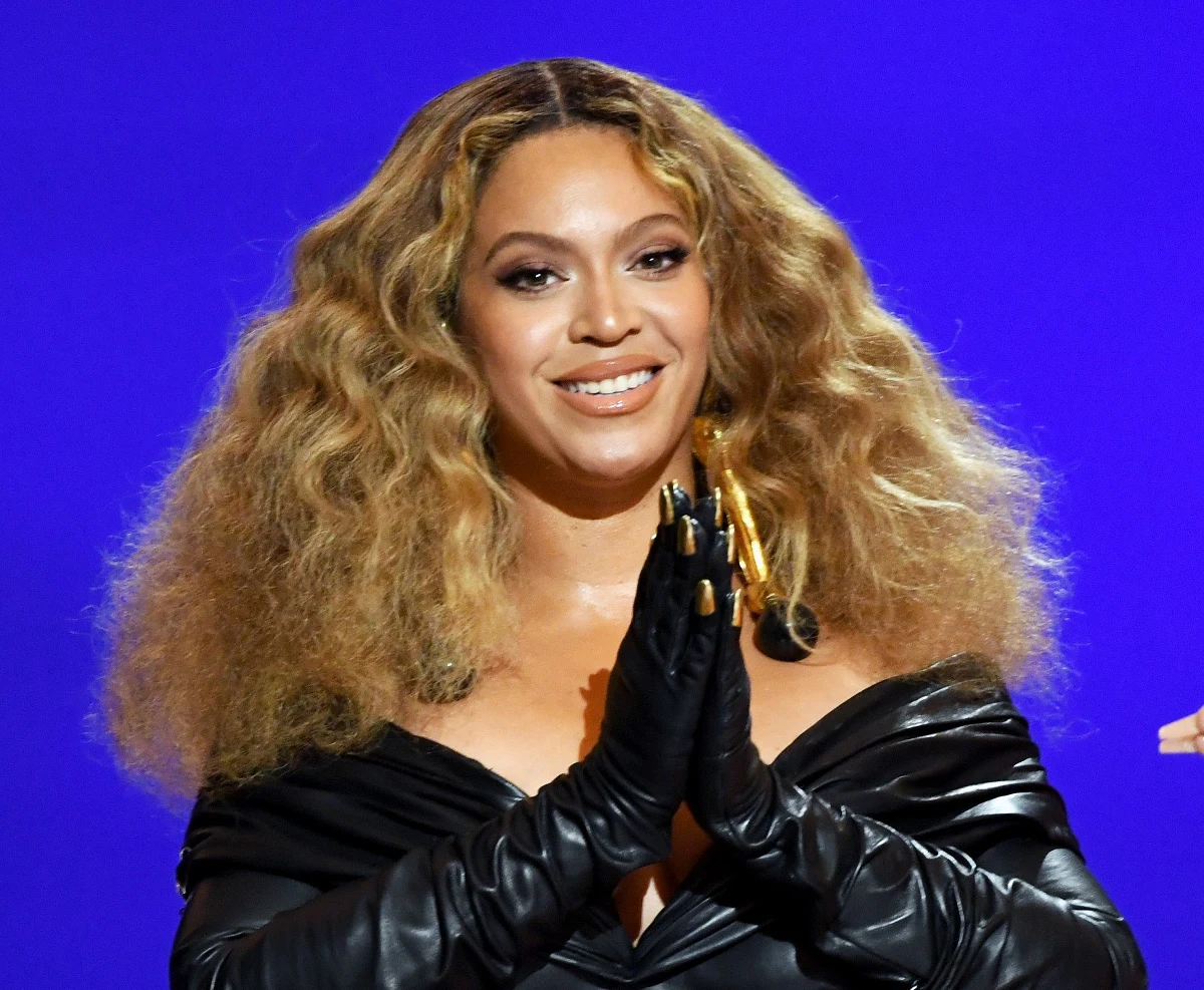 Ikona amerykańskiej popkultury Beyonce zdobyła w niedzielę cztery nagrody Grammy. W ten sposób artystka ma już łącznie 28. tych prestiżowych wyróżnień i stała się najbardziej utytułowaną wokalistką w historii Grammy. Rekord matki być może kiedyś pobije jej córka. 9-letnia Blue Ivy - razem z matką - otrzymała statuetkę za teledysk do piosenki "Brown Skin Girl".