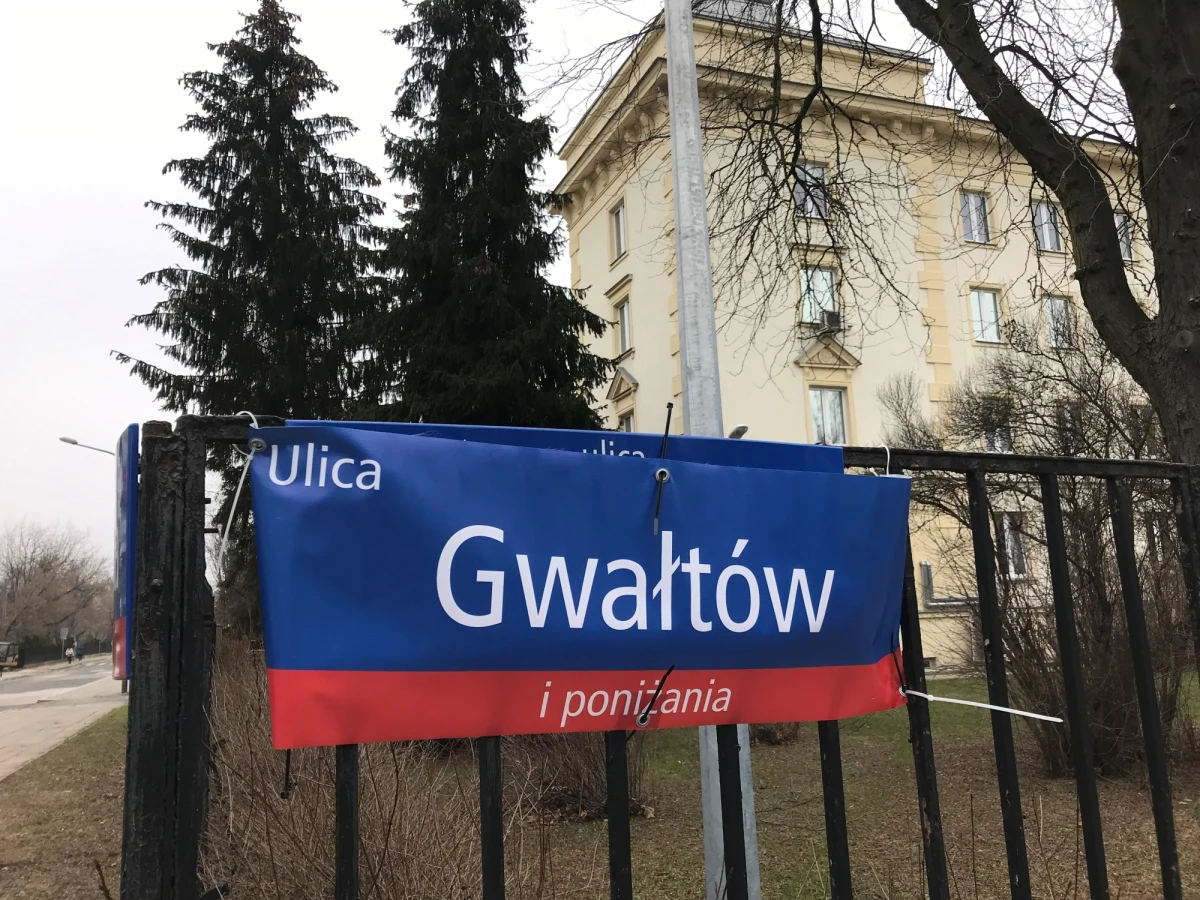 Spektakularny happening przed Komenda Główną Policji. Ktoś pozmieniał nazwy ulic, przy którym znajduje się gmach komendy. 