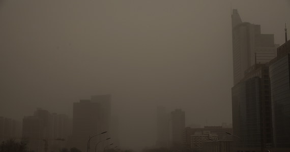 Gęste tumany brunatnego pyłu, przywiane silnymi wiatrami znad pustyni Gobi, spowiły Pekin i północne regiony Chin. Jak przekazał państwowy urząd meteorologiczny, to najsilniejsza burza piaskowa, jaka nawiedziła stolicę Państwa Środka od dziesięciu lat. 